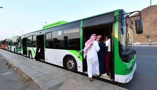 الجداول الزمنية والمسارات عبر تطبيق “درب”.. ربط حي السفارات بشبكة النقل العام عبر حافلات الرياض