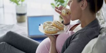 دراسة حديثة تحذر الحوامل من الدهون والسكريات: التوحد سيصيب أطفالكم