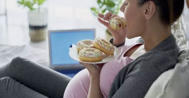 دراسة حديثة تحذر الحوامل من الدهون والسكريات: التوحد سيصيب أطفالكم