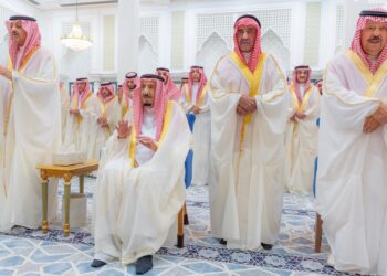 خادم الحرمين الشريفين يؤدي صلاة عيد الفطر في قصر السلام بجدة