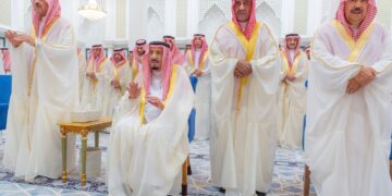 خادم الحرمين الشريفين يؤدي صلاة عيد الفطر في قصر السلام بجدة