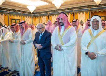 سمو ولي العهد يؤدي صلاة ‎عيد الفطر مع جموع المصلين في المسجد الحرام