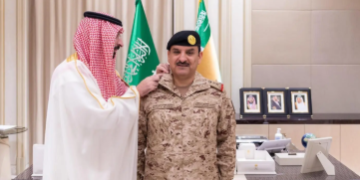وزير الحرس الوطني يقلّد الفريق الركن صالح الحربي رتبته الجديدة ويهنئه بالثقة الملكية