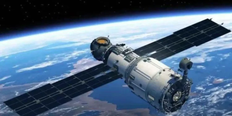 البحرين تُطلق أول قمر صناعي محلي الصنع “المنذر” إلى الفضاء