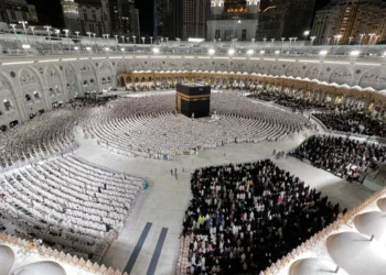 الدفاع المدني يحذر المعتمرين من التوقف للصلاة في المسارات المخصصة للمشاة داخل الحرم