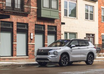 الخيار المثالي لعشاق المغامرات.. ميتسوبيشي Outlander وحش بـ3 محركات