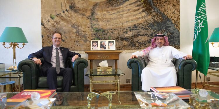 السفير الكندي لدى المملكة يزور الشركة السعودية لخدمات التعدين