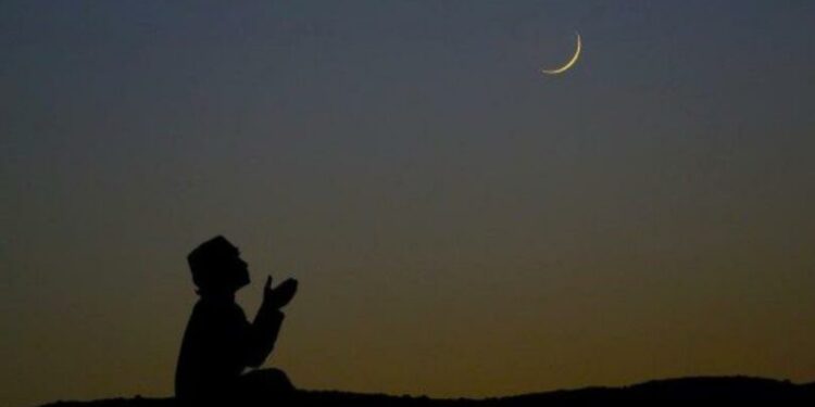 فلكي: رؤية هلال عيد الفطر غدًا السبت ممكنة