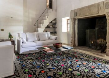 موز ومكعبات وسط خياطة عملاقة.. ريتشارد هوتن و”جيبور رجز” يتحديان تقاليد السجاد