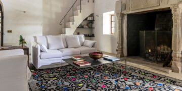 موز ومكعبات وسط خياطة عملاقة.. ريتشارد هوتن و”جيبور رجز” يتحديان تقاليد السجاد