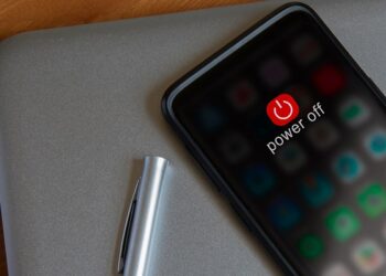 خبيرة تكنولوجيا توصي بإعادة تشغيل الهواتف الذكية أسبوعياً.. تعرف على السبب؟