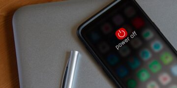 خبيرة تكنولوجيا توصي بإعادة تشغيل الهواتف الذكية أسبوعياً.. تعرف على السبب؟