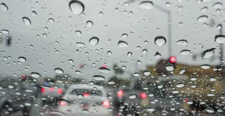 أمطار رعدية لمدة أسبوع.. 5 نصائح لقيادة السيارة تحت الأمطار الغزيرة والسيول