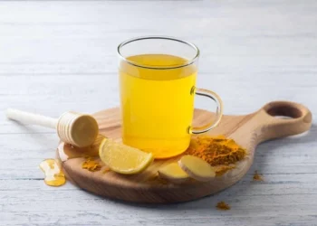 كيف يعزز مشروب الليمون والكركم صحتك صباحًا؟