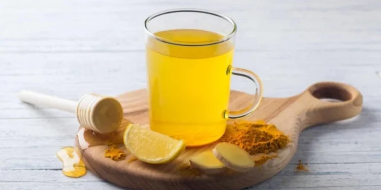 كيف يعزز مشروب الليمون والكركم صحتك صباحًا؟