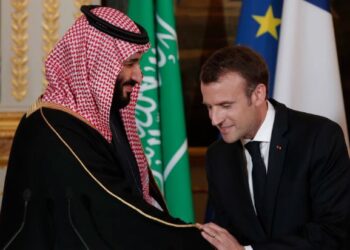 «القضايا الإقليمية وتحقيق الأمن».. ماذا دار في اتصال هاتفي بين سمو ولي العهد السعودي والرئيس الفرنسي؟