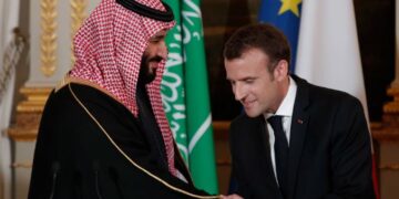 «القضايا الإقليمية وتحقيق الأمن».. ماذا دار في اتصال هاتفي بين سمو ولي العهد السعودي والرئيس الفرنسي؟