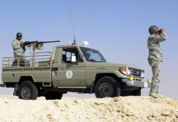 حرس الحدود بمنطقة جازان يقبض على مخالفين لتهريبهم 72 كيلوجرامًا من نبات القات المخدر