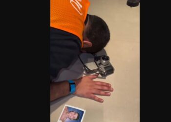 سجدة مصور تشعل مواقع السوشيال ميديا والسر في صورة كريستيانو رونالدو.. شاهد