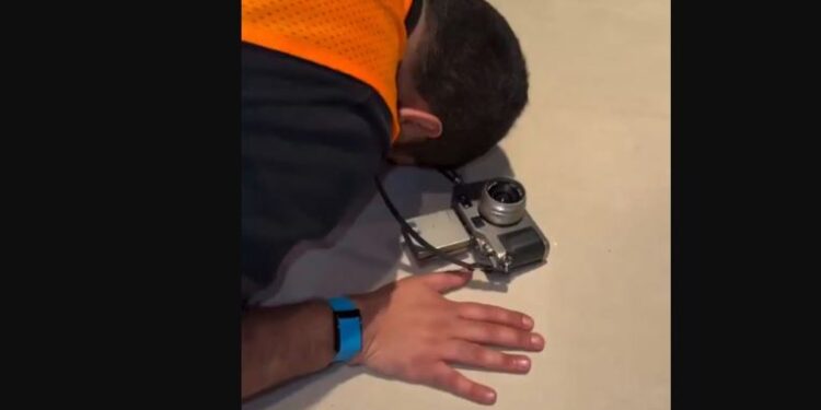 سجدة مصور تشعل مواقع السوشيال ميديا والسر في صورة كريستيانو رونالدو.. شاهد