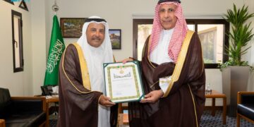 الرئيس التنفيذي للهيئة الملكية لمدينة الرياض يُسلِّم الفوزان والشايع وسام الملك عبدالعزيز من الدرجة الرابعة