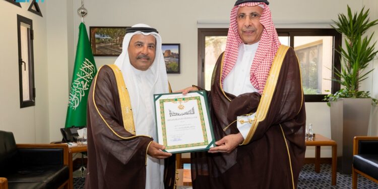 الرئيس التنفيذي للهيئة الملكية لمدينة الرياض يُسلِّم الفوزان والشايع وسام الملك عبدالعزيز من الدرجة الرابعة