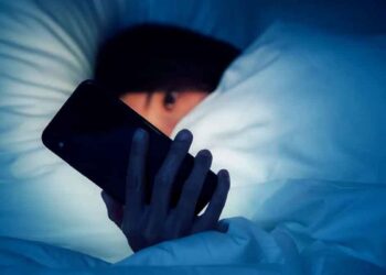 دراسة: استخدام الهواتف والتلفزيون قبل النوم يزيد خطر الأرق بنسبة 59% لدى الشباب