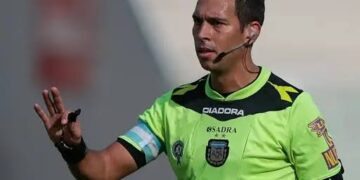 صافرة أرجنتينية تدير مباراة “ديربي جدة” بين الأهلي والاتحاد