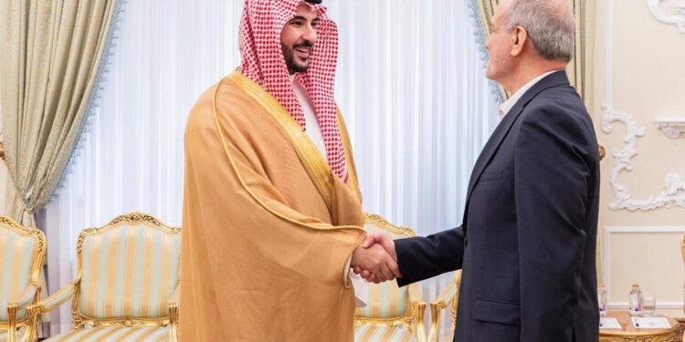 تفاصيل لقاء وزير الدفاع ورئيس الجمهورية الإسلامية الإيرانية