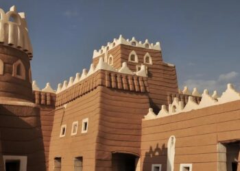الطين يتكلم هندسة.. “الشراريف” أيقونة الجمال النجراني القديم