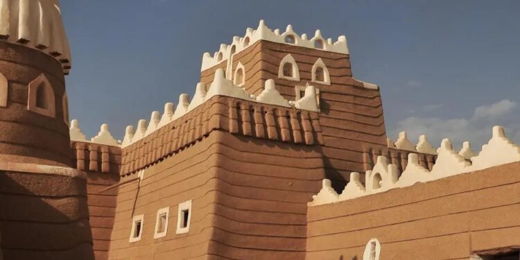 الطين يتكلم هندسة.. “الشراريف” أيقونة الجمال النجراني القديم