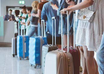 لن تضيع حقيبتك بعد اليوم.. تعرف على أفضل الألوان لتفادي الخلط في المطار