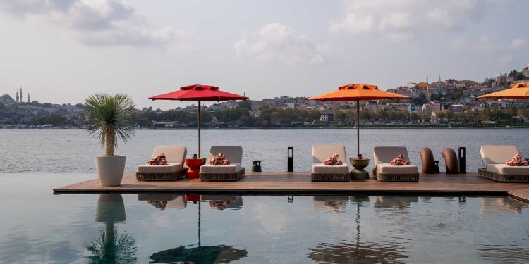 لتجربة ضيافة فاخرة.. فندق ريكسوس ترسانة إسطنبول يُرحّب بالسياح الخليجيين في صيف 2025