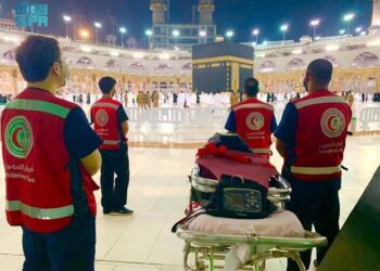 إنقاذ نبضات الحياة وسط الزحام.. تدخل بطولي للهلال الأحمر داخل الحرم المكي