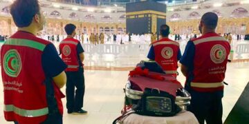 إنقاذ نبضات الحياة وسط الزحام.. تدخل بطولي للهلال الأحمر داخل الحرم المكي