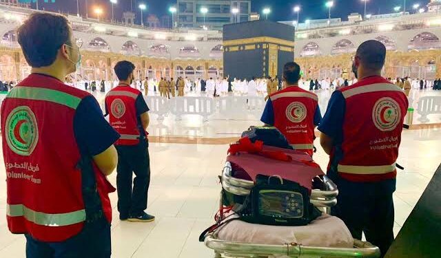 إنقاذ نبضات الحياة وسط الزحام.. تدخل بطولي للهلال الأحمر داخل الحرم المكي