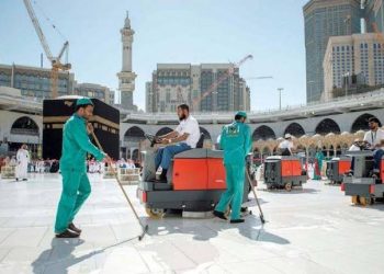 3500 بطل خلف الكواليس… تعرف على جنود النظافة في المسجد الحرام