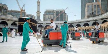 3500 بطل خلف الكواليس… تعرف على جنود النظافة في المسجد الحرام