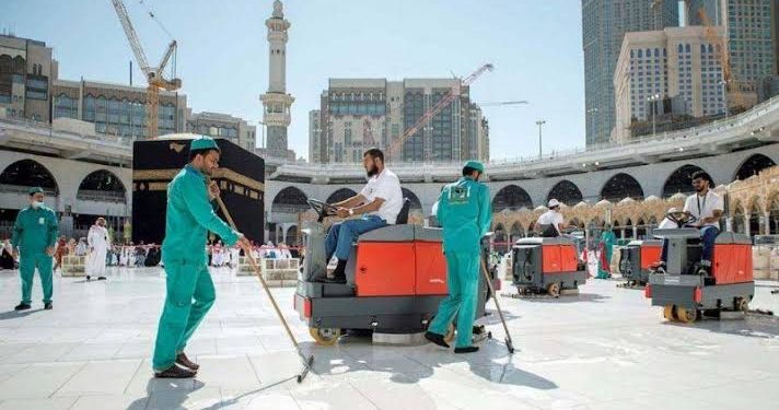 3500 بطل خلف الكواليس… تعرف على جنود النظافة في المسجد الحرام