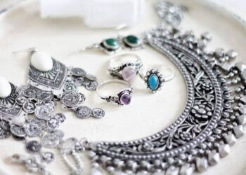 تزين الفتيات في الأعراس والمناسبات الوطنية.. كيف طورت الأساليب الحديثة صناعة الفضة بالمملكة؟