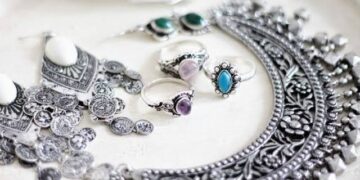 تزين الفتيات في الأعراس والمناسبات الوطنية.. كيف طورت الأساليب الحديثة صناعة الفضة بالمملكة؟