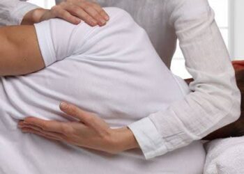 لا تغامر بظهرك.. ”طق الأبهر” راحة مؤقتة بثمن صحي باهظ