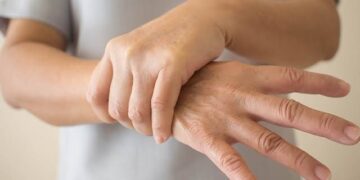 حين ترتعش اليد يبدأ الصراع الصامت.. تعرف على باركنسون في يومه العالمي