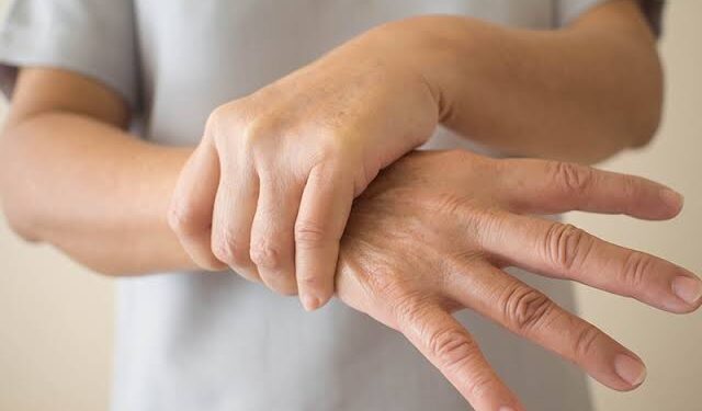 حين ترتعش اليد يبدأ الصراع الصامت.. تعرف على باركنسون في يومه العالمي