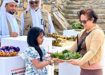 هدايا تذكارية وركن للضيافة.. هيئة التراث تحتفي بزوار قرية ذي عين خلال عيد الفطر