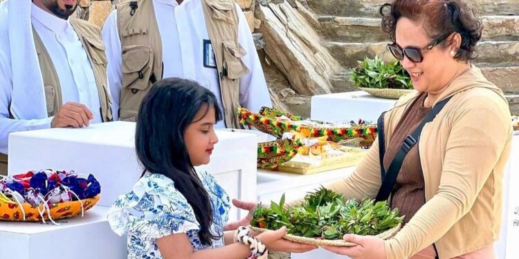 هدايا تذكارية وركن للضيافة.. هيئة التراث تحتفي بزوار قرية ذي عين خلال عيد الفطر