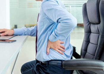 تحذير صحي: جلوسك الخاطئ قد يكون سبب ألمك المزمن