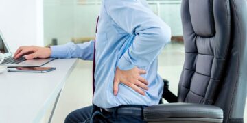 تحذير صحي: جلوسك الخاطئ قد يكون سبب ألمك المزمن