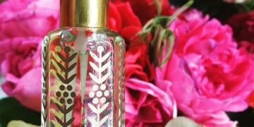 صناعة عريقة تعكس تراثًا غنيًا.. بدء موسم إنتاج “تولة” دهن الورد الطائفي