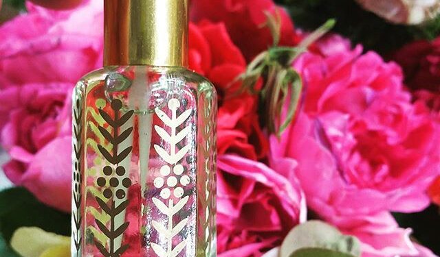 صناعة عريقة تعكس تراثًا غنيًا.. بدء موسم إنتاج “تولة” دهن الورد الطائفي